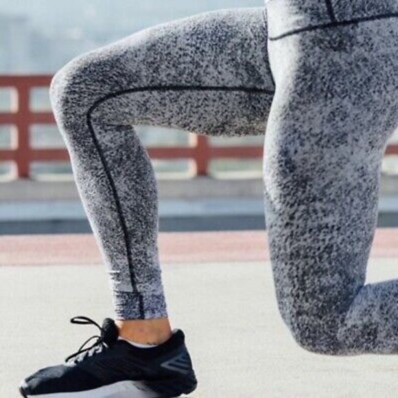 🖤🎉🖤 Lululemon Black White High Rise (looks Gray) Spray Dye Crops - Picture 5 of 8